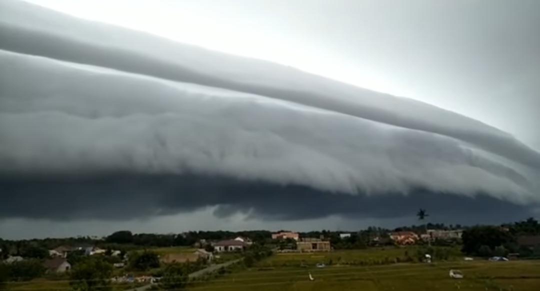 Awan Tsunami Raksasa Muncul di Langit Meulaboh Aceh