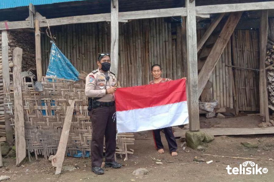 Bagi Bendera Gratis, Bhabinkamtibmas di Bantaeng Gunakan Uang Pribadi