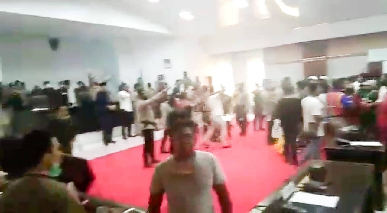 Bupati Tak Hadir, RDP di DPRD Luwu Utara Berakhir Ricuh