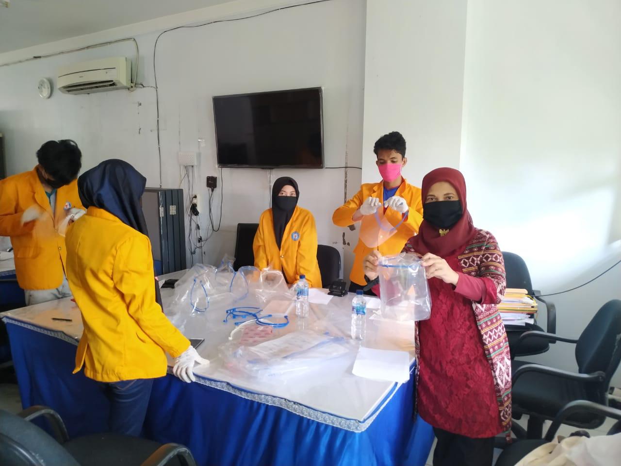 Cegah COVID-19, Mahasiswa KKN UHO Membuat dan Bagikan Face Shield