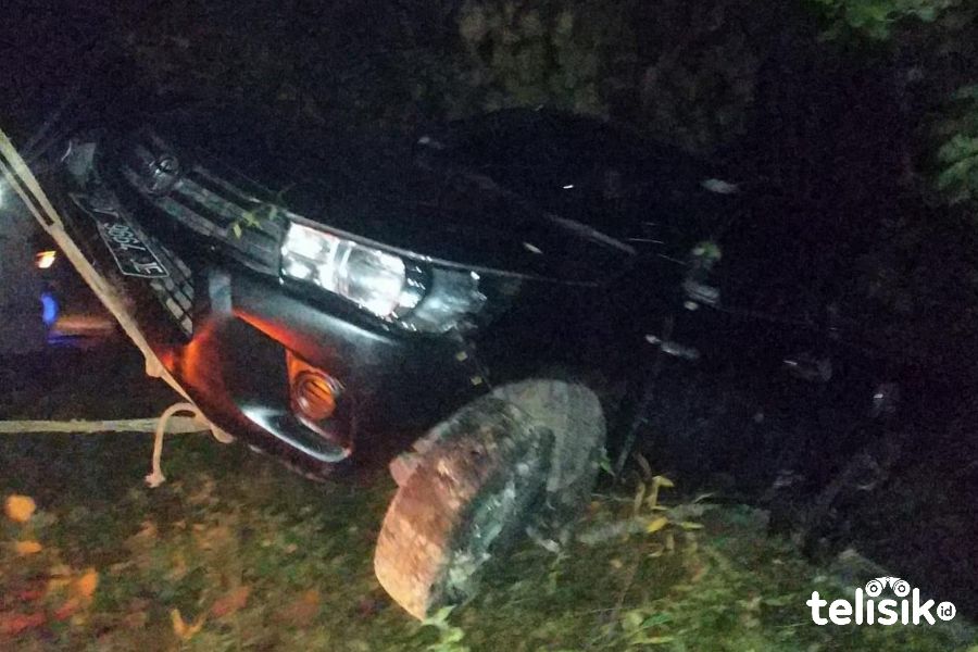 Diduga Rem Berfungsi Sebelah, Sebuah Mobil Pickup Masuk Jurang