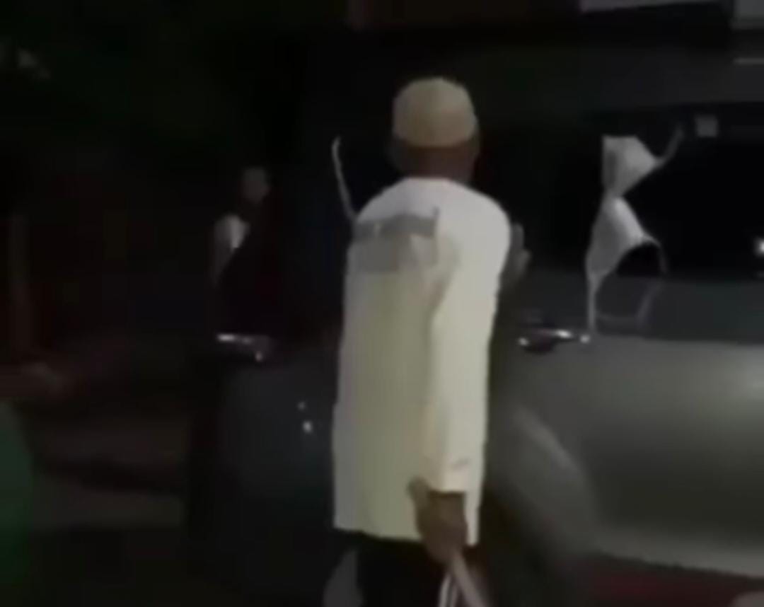 Dikira Wik-Wik dalam Mobil, Pria Ini Bikin Kaget Warga