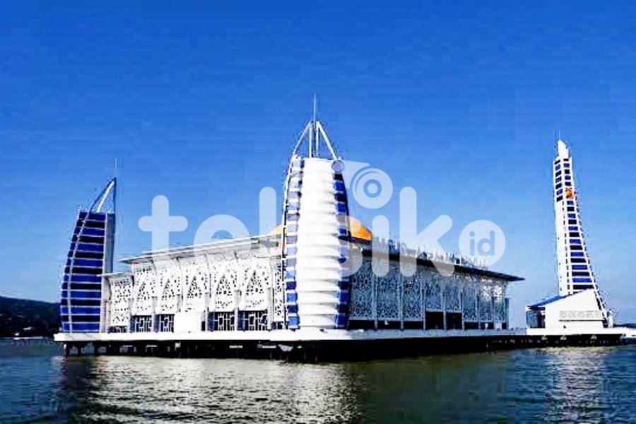 Foto Humanis: Pesona Masjid di Tengah Laut