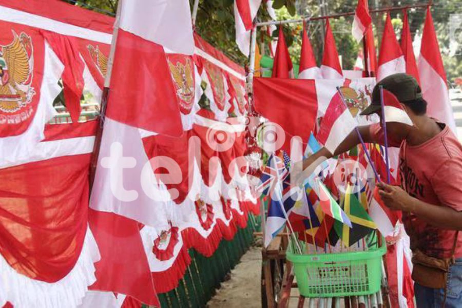 Foto Humanis: Semarak Merah Putih Pembawa Rezeki