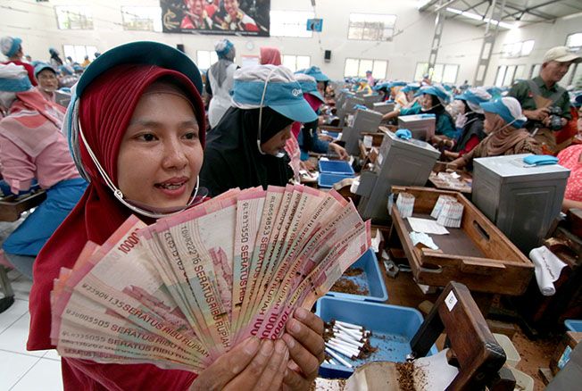 Ini Syarat Karyawan Swasta Bisa Dapat Bansos Pemerintah