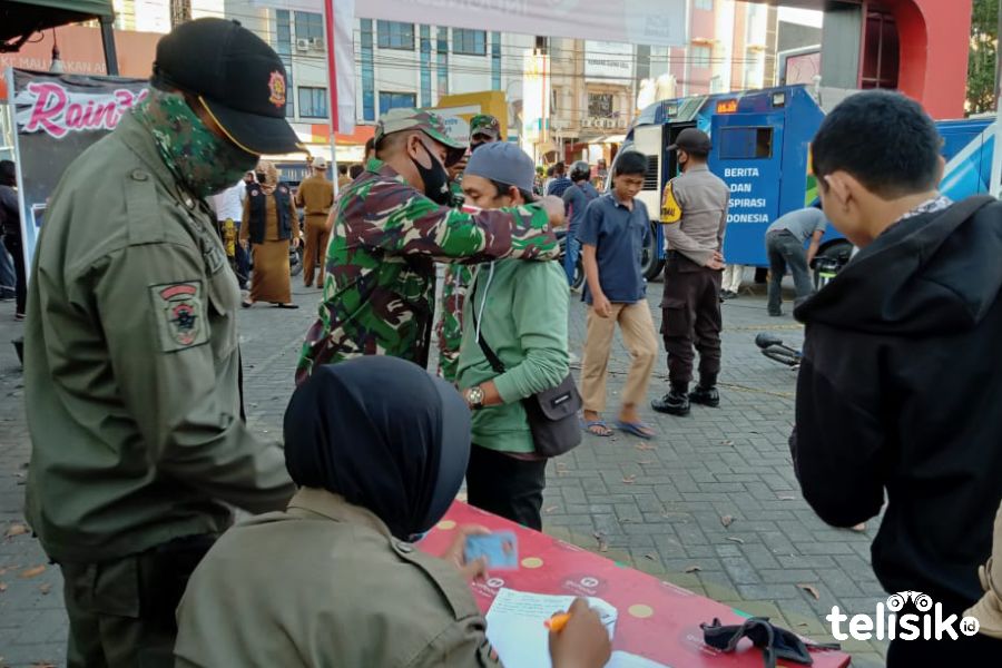 Langgar Protokol Kesehatan, Warga Disanksi Menyanyi Lagu Indonesia Raya