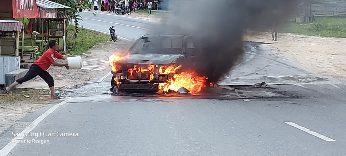 Mobil Bak Terbuka Bermuatan Solar Terbakar di Konsel