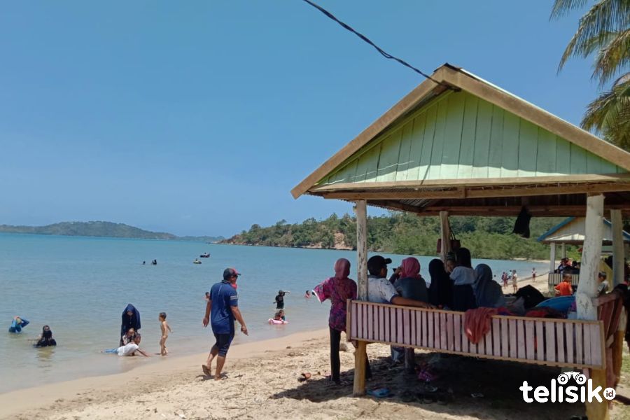 Panorama Pasir Putih Pantai Widodo Bombana Diserbu Pengunjung