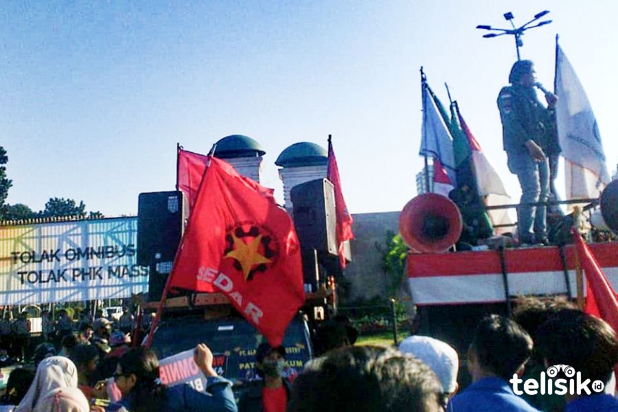 Penolakan Omnibus Law Terus Bergulir, Buruh dan Mahasiswa Membaur