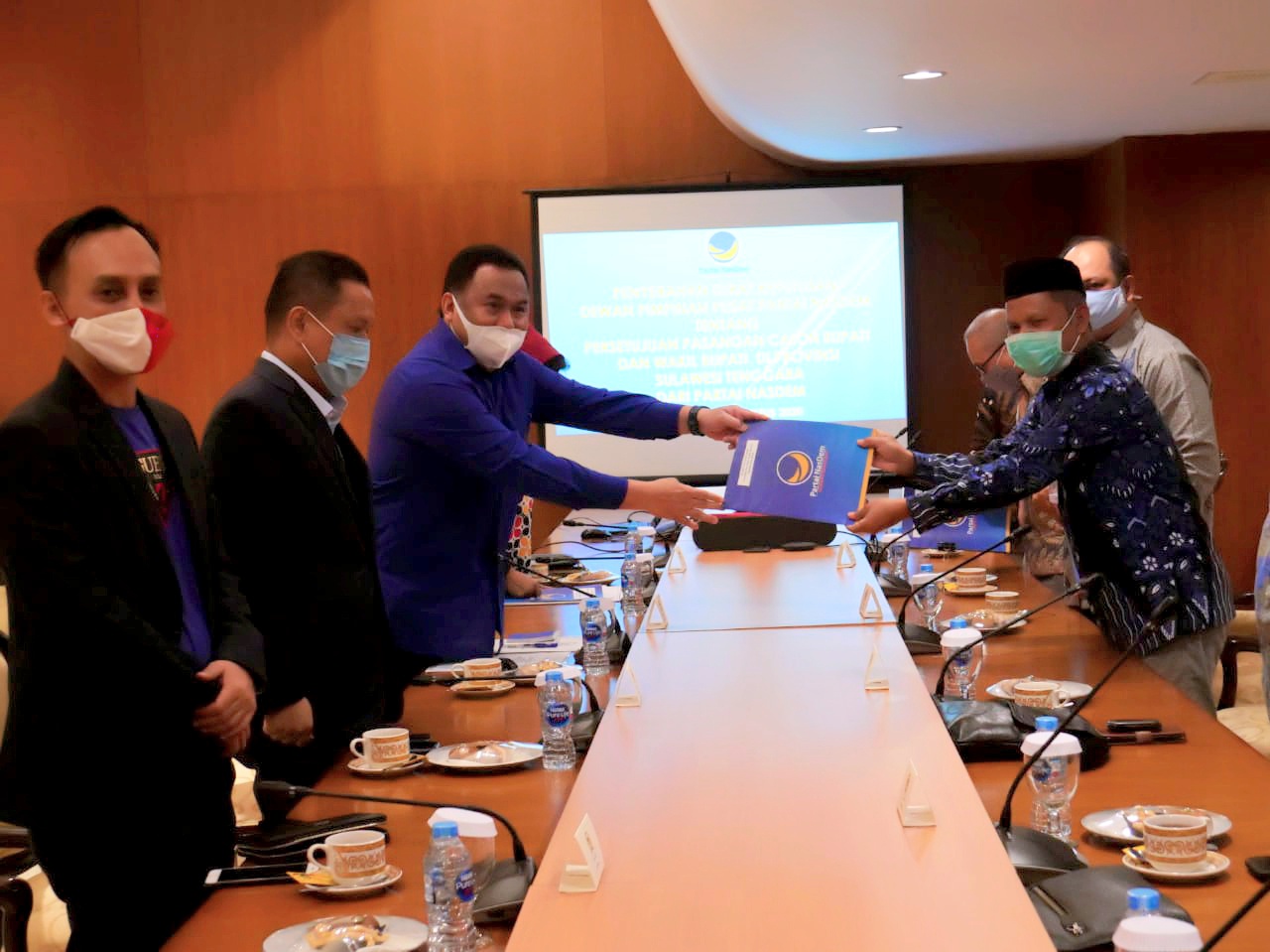 Pilkada Muna, NasDem Serahkan Rekomendasi B1-KWK ke Rajiun-La Pili