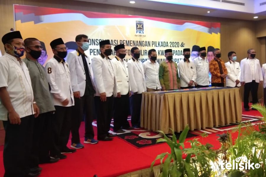 PKS Serahkan Formulir B1-KWK pada Tujuh Paslon di Sultra