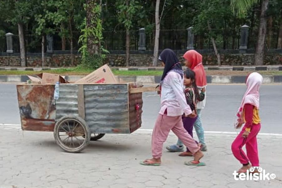 Sekeluarga Memulung, Bertahan Hidup dengan Mengais Sampah