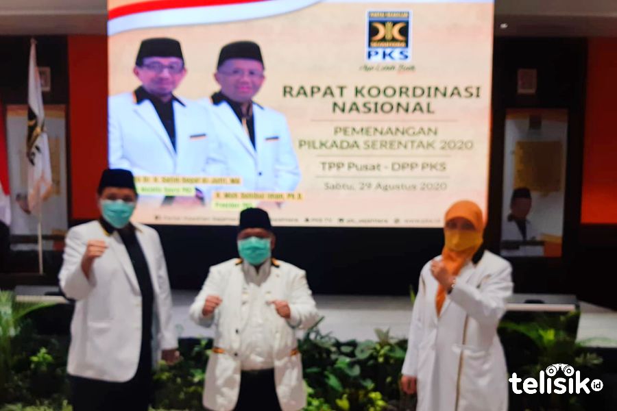 Tandatangani Pakta Integritas, PKS Serahkan B1-KWK ke 19 Paslon di Jatim