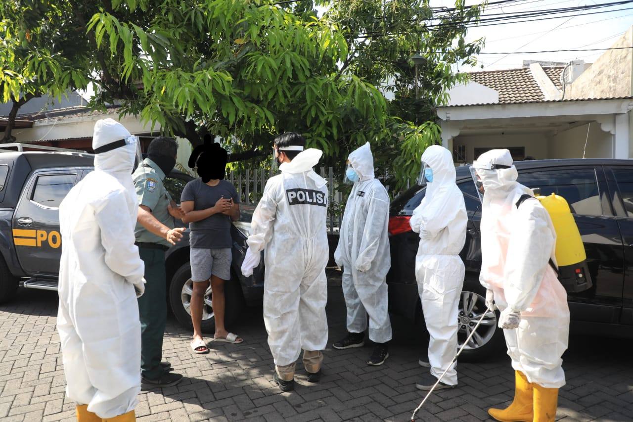 Cegah Klaster Keluarga, Tim Hunter Jatim Jemput Pasien COVID-19 di Rumah