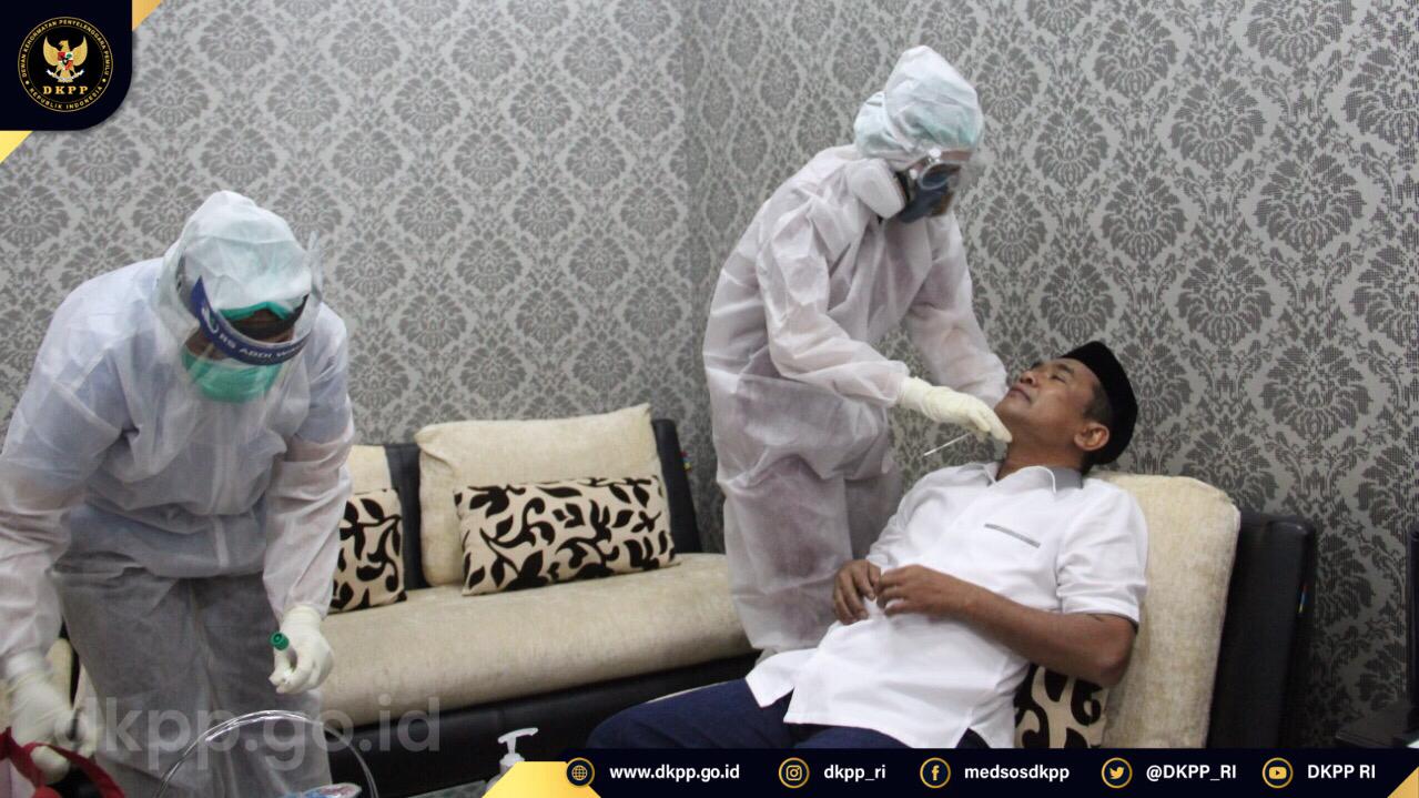 Cegah Penularan COVID-19, Pimpinan dan Pegawai DKPP Tes Swab