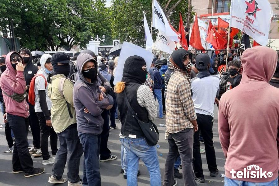 Demo Hari Tani di Makassar Ricuh, Satu Polisi Alami Retak Tulang
