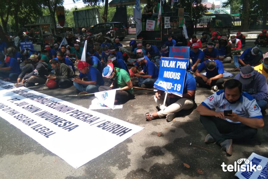 Di-PHK, Puluhan Karyawan PT Jui Shin Indonesia Gelar Demonstrasi
