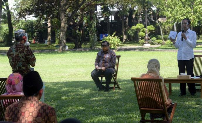 Di Istana, Jokowi Serahkan Bantuan Modal ke Sejumlah Pengusaha Mikro dan Kecil
