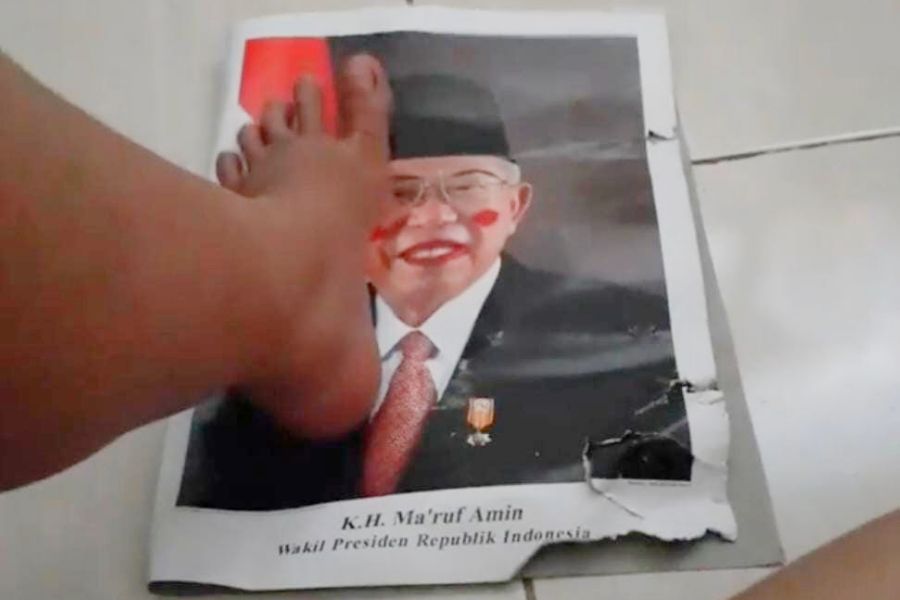 Heboh Foto Wapres Diinjak-injak dan Bendera Merah Putih Disiram Darah Haid