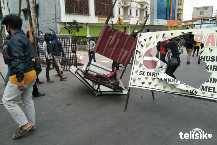 Kapolda Sultra Tak Kunjung Datang, Massa Aksi Mulai Rusak Akses Jalan