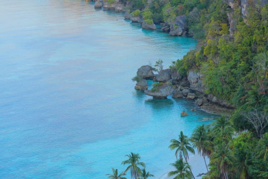 Pesona Indah Tebing Ampombero di Wakatobi