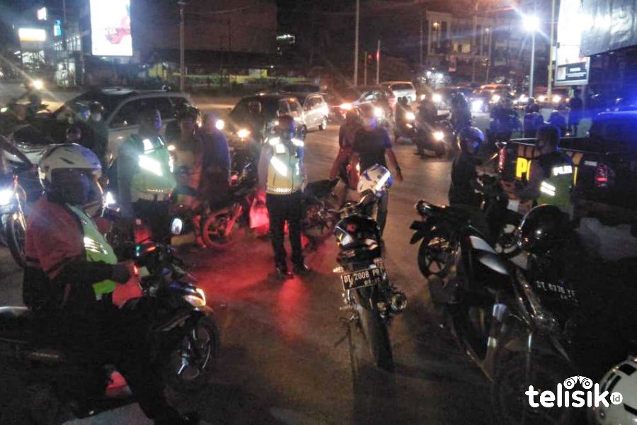 Polisi Tutup Jalan Simpang Kampus UHO