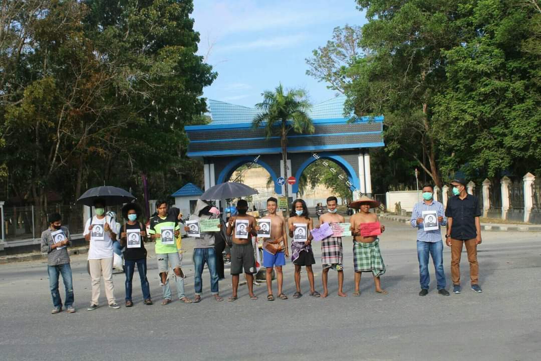 Sejumlah Massa Tuntut Penyelesaian Kasus Kematian Randi-Yusuf