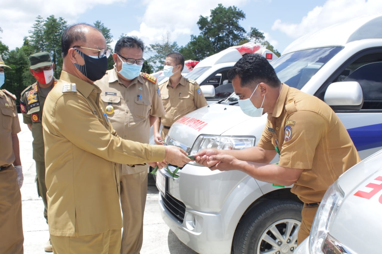 Serahkan Lima Unit Ambulance, Surunuddin Harap Puskesmas Tingkatkan Pelayanan