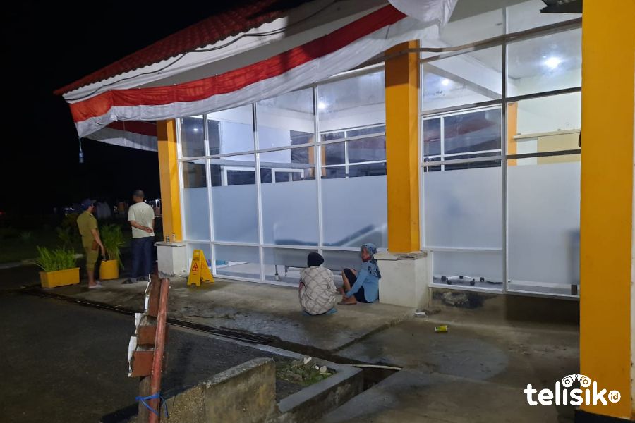 Tak Disediakan Kursi Tunggu, Pembesuk Duduk Melantai