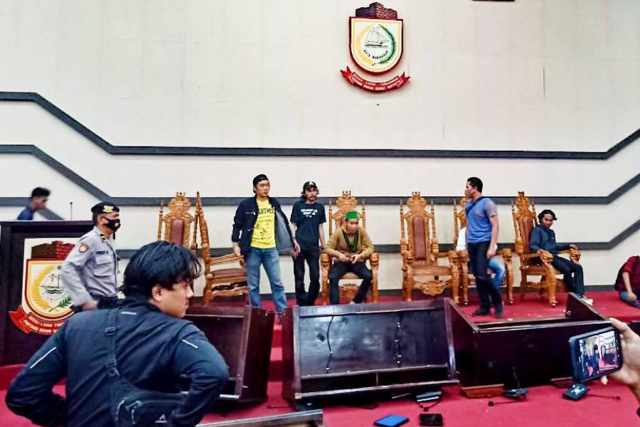 Tuntut Transparansi Dana COVID-19, Mahasiswa Rusak Ruang Kantor DPRD Makassar