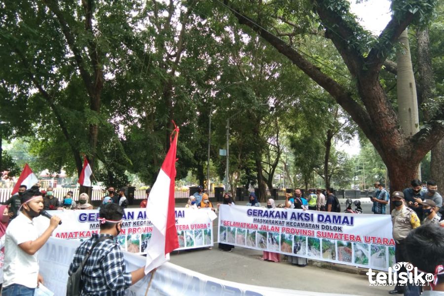 Warga Tuntut Perbaikan Jalan yang Rusak Parah