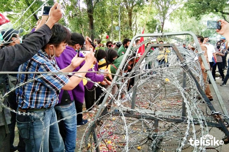 Anggota Dewan Dianggap Mati, Mahasiswa Taburkan Bunga Ziarah