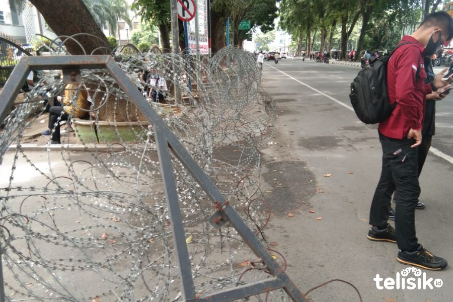 Antisipasi Unjuk Rasa, Polisi Pasang Kawat Barier di Depan Gedung DPRD