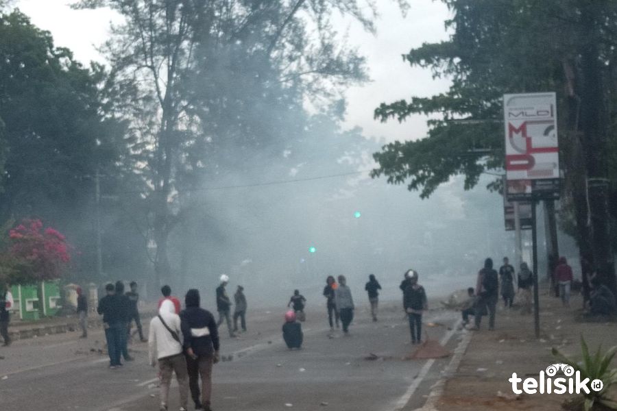 Aparat dan Mahasiswa di Kendari Saling Lempar, Ada yang Menangis