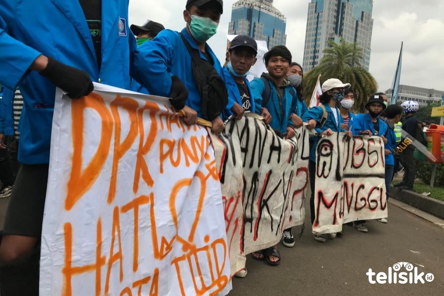 Aparat TNI-Polri Kawal Mahasiswa Bubarkan Diri Lalui Kawasan Monas