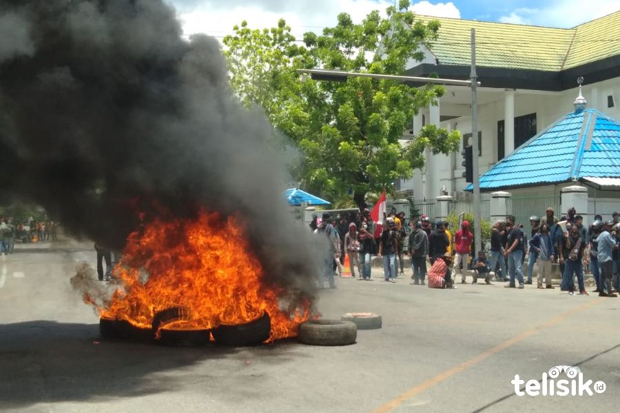 Api Berkobar dan Asap Hitam Mengepul di Dekat Gedung DPRD Sultra