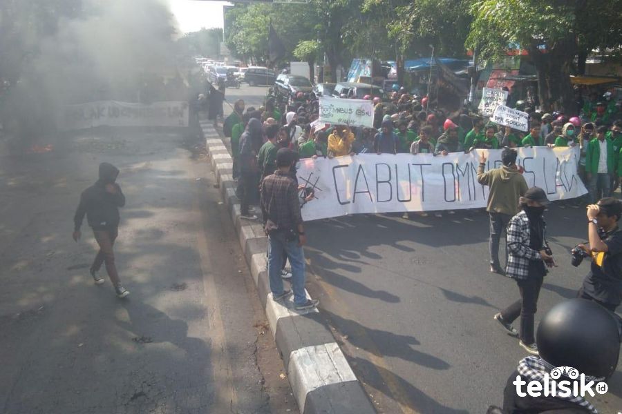 Demo Tolak Omnibus Law di Makassar Tutup Ruas Jalan