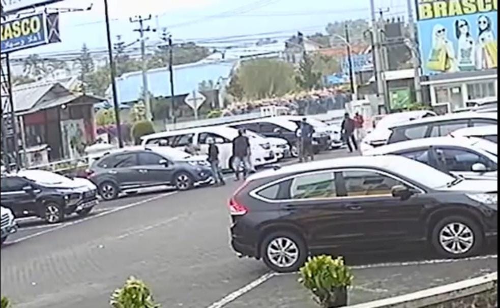 Brutal, Detik-detik Mobil Eks Anggota DPR Wa Ode Nur Zainab Diserang Sejumlah Preman