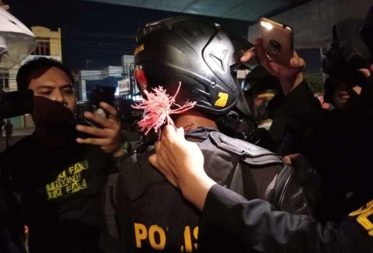Buntut Bentrok Tolak Omnibus Law, Satu Polisi Kena Busur di Makassar