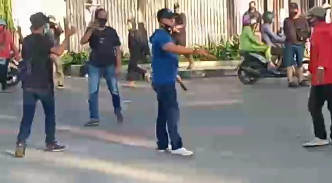 Demo di Makassar Dibubarkan Paksa Oleh Massa Paslon Cawali