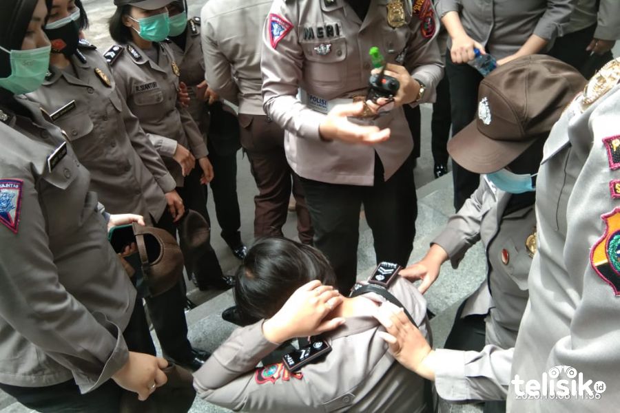 Demo Ricuh di DPRD Sumut, Polwan Kena Lemparan Batu