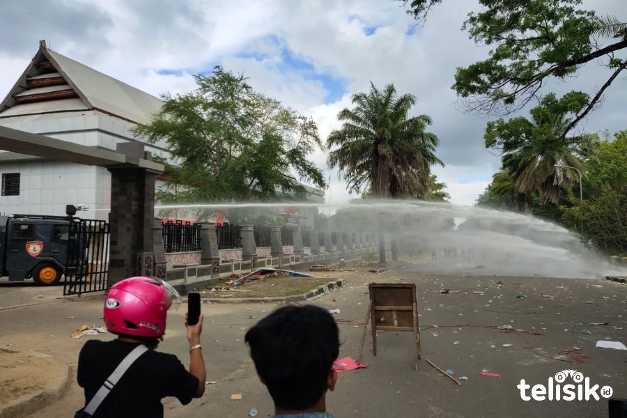 Demo Tolak UU Cipta Kerja, Gedung DPRD Sultra Dirusak Massa