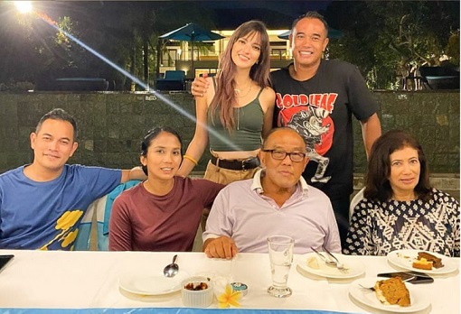 Dinner Bareng Mertua, Tank Top Nia Ramadhani Disorot