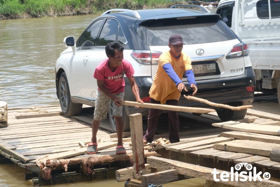 Foto Humanis: Pincara Jalur Pintas Menyeberangi Sungai Konaweeha