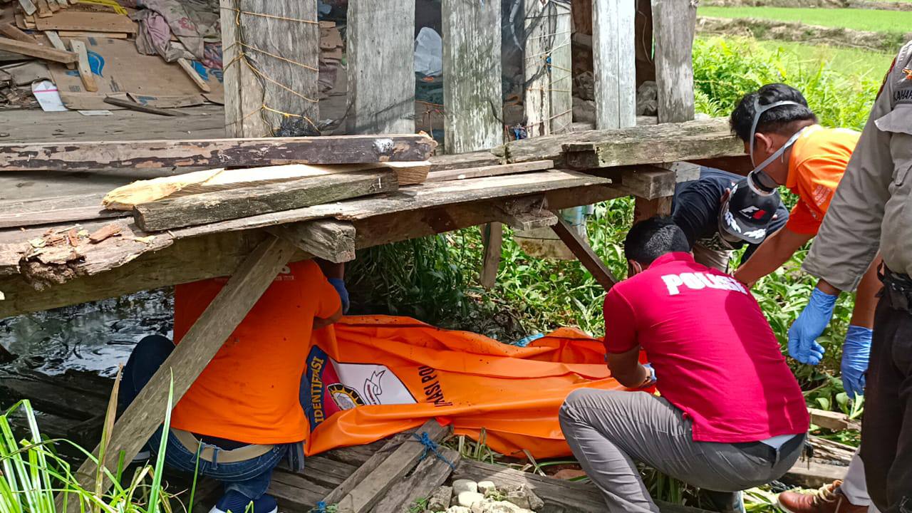 Geger, Warga Temukan Mayat Membusuk di Kolong Rumah