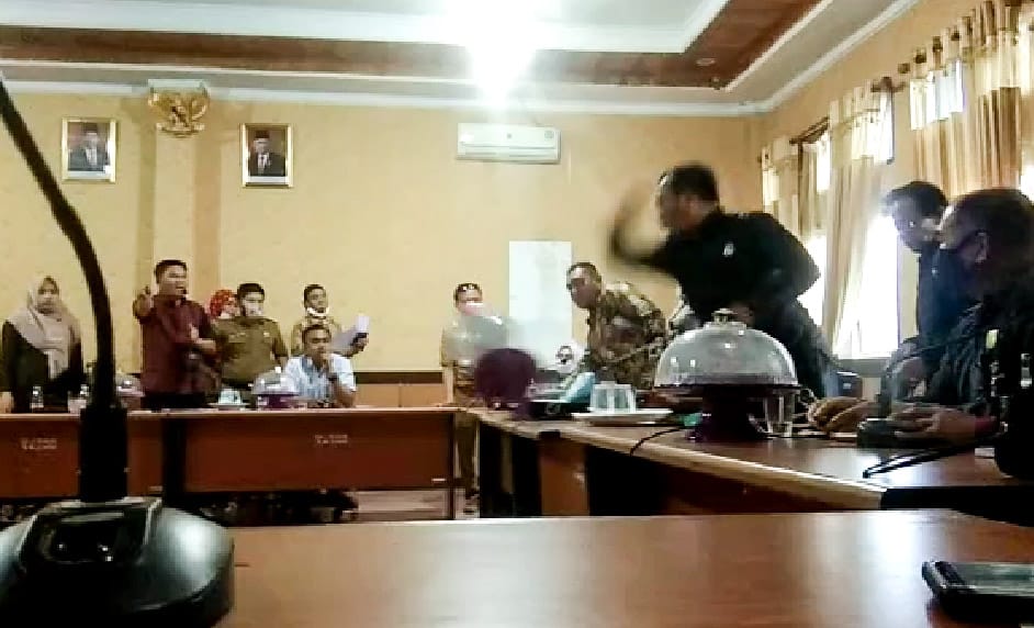Irham Kalenggo Nyaris Baku Hantam dengan Herman Pambahako di Pembahasan Revisi RTRW Konsel