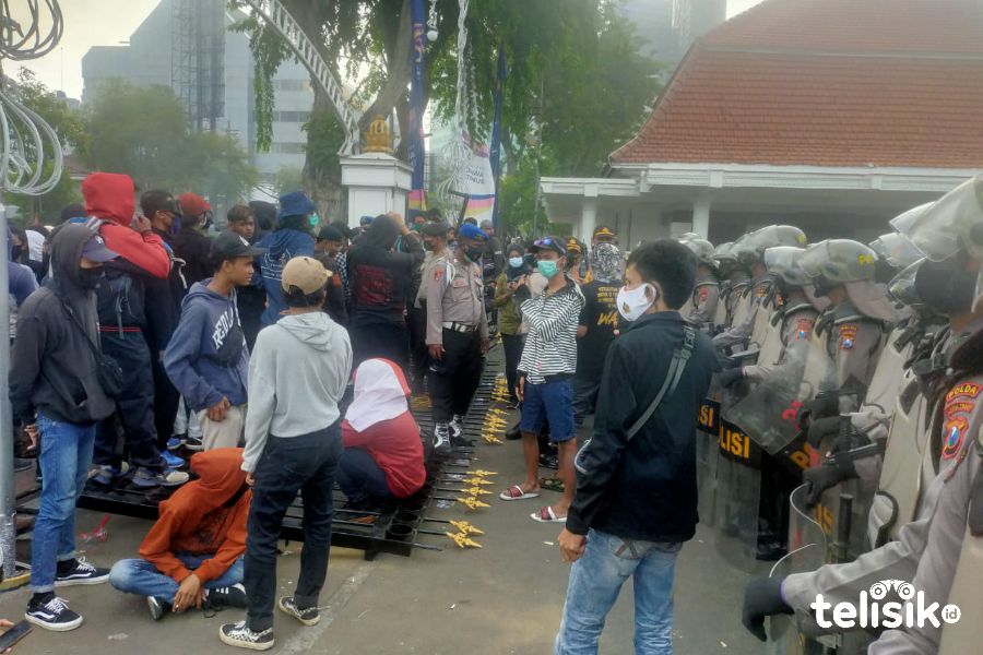 Jebol Pintu Grahadi, Mahasiswa Surabaya Tolak Omnibus Law