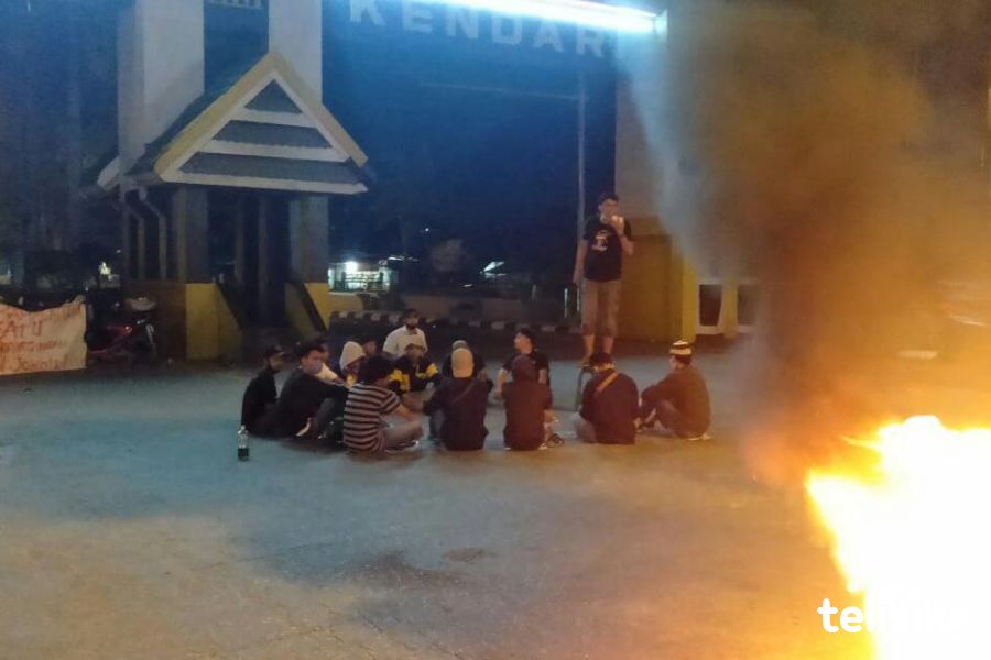 Massa Blokade Jalan dan Bermalam di Gerbang Ranomeeto