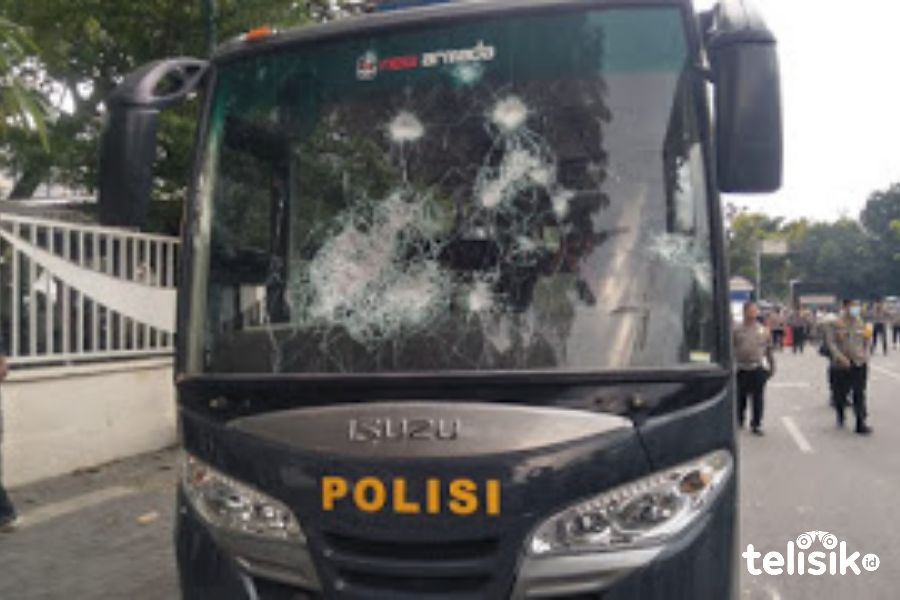 Mobil Dinas Polisi Dibakar, 250 Pengunjuk Rasa Ditangkap