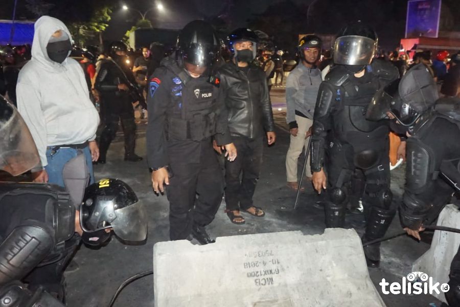 Pasca Kericuhan di Depan Kampus UNM, Polisi Bersama Masyarakat Buka Blokade Jalan